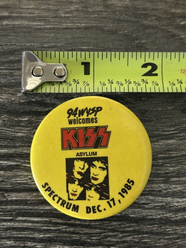 KISS BUTTON Pin Badge Asylum Concert Philadelphia Spectrum Promo Vintage Kiss