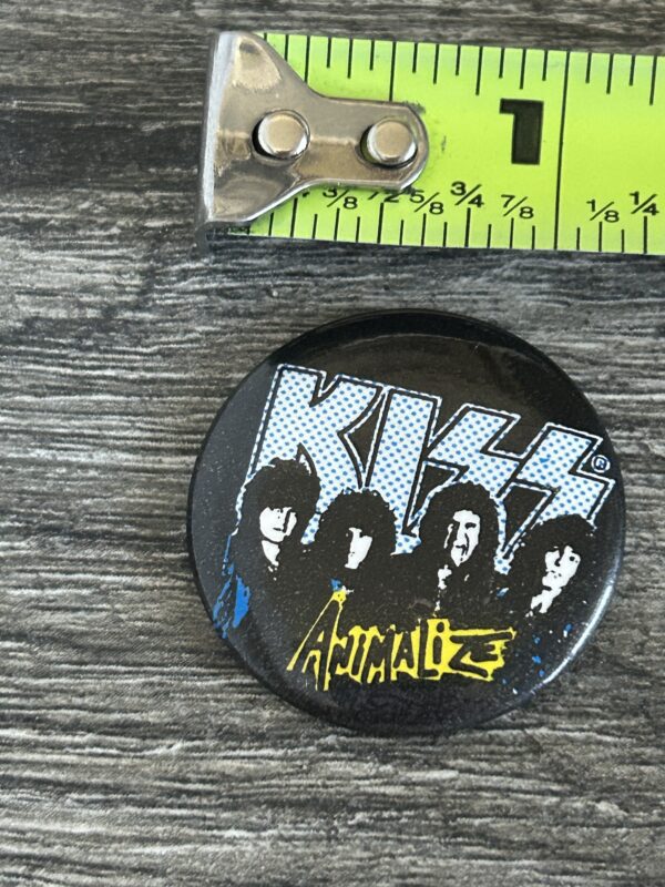 KISS BUTTON Pin Badge Animalize Lick It Up Cover w/ Mark St. John Vintage Kiss