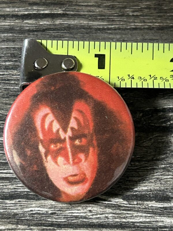 KISS BUTTON Pin Badge Unmasked Gene Simmons Face Red Vintage Kiss Aucoin Era