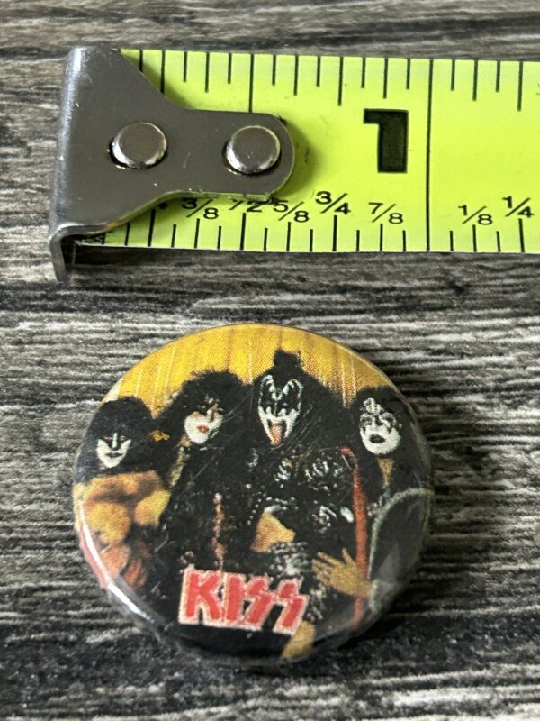 KISS BUTTON Pin Badge Unmasked Group Pose Yellow Back 1" Vintage Kiss Aucoin Era