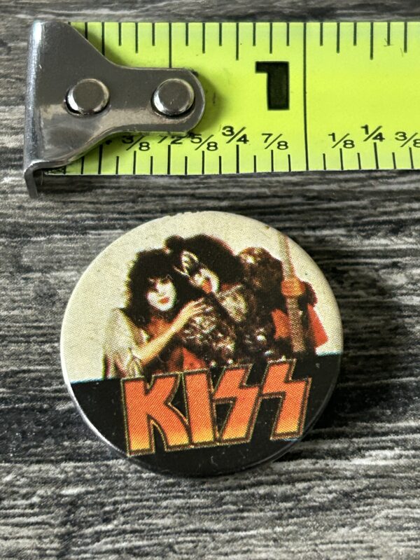 KISS BUTTON Pin Badge Unmasked Gene Simmons Paul Stanley Vintage Kiss Aucoin A