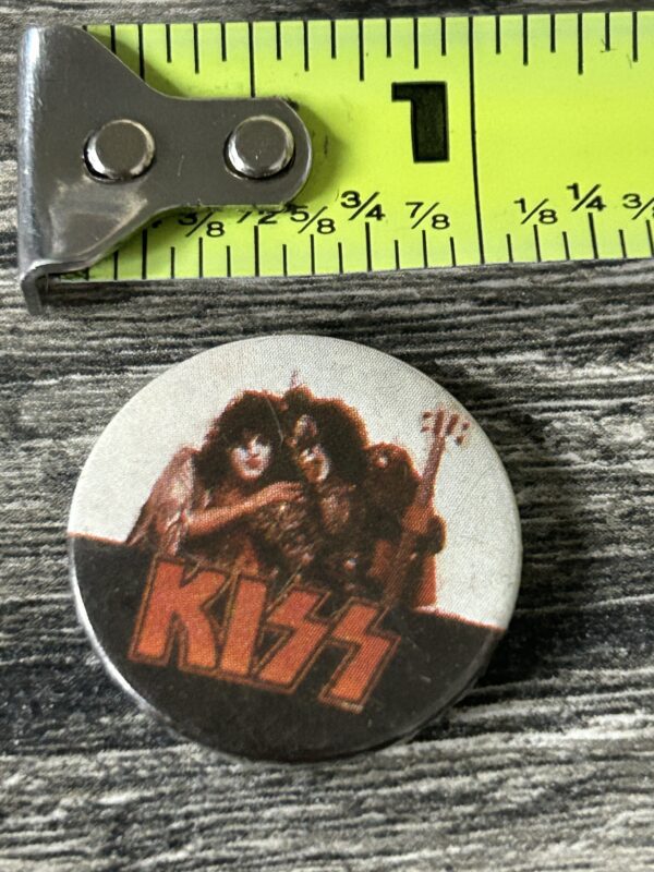 KISS BUTTON Pin Badge Unmasked Gene Simmons Paul Stanley Vintage Kiss Aucoin B