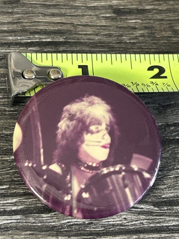 KISS BUTTON Pin Badge Dynasty Concert Tour Peter Criss Drums Close Up Aucoin Era