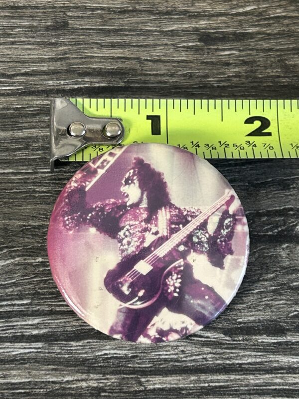 KISS BUTTON Pin Badge Dynasty Concert Tour Gene Simmons Bass Fist Aucoin Era