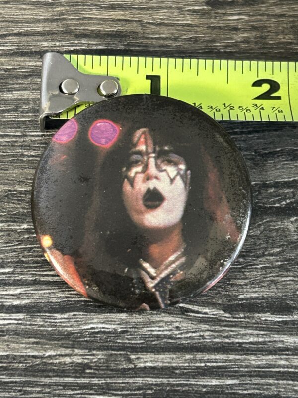 KISS BUTTON Pin Badge Dynasty Concert Tour Ace Frehley Close Up 1 3/4 Aucoin Era