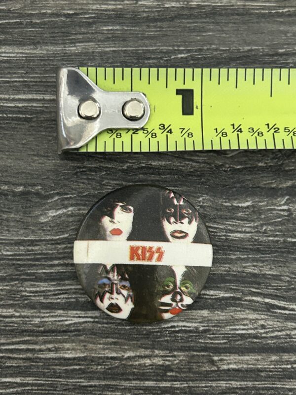 KISS BUTTON Pin Badge Dynasty Album Cover White Strip Across Center Aucoin Era