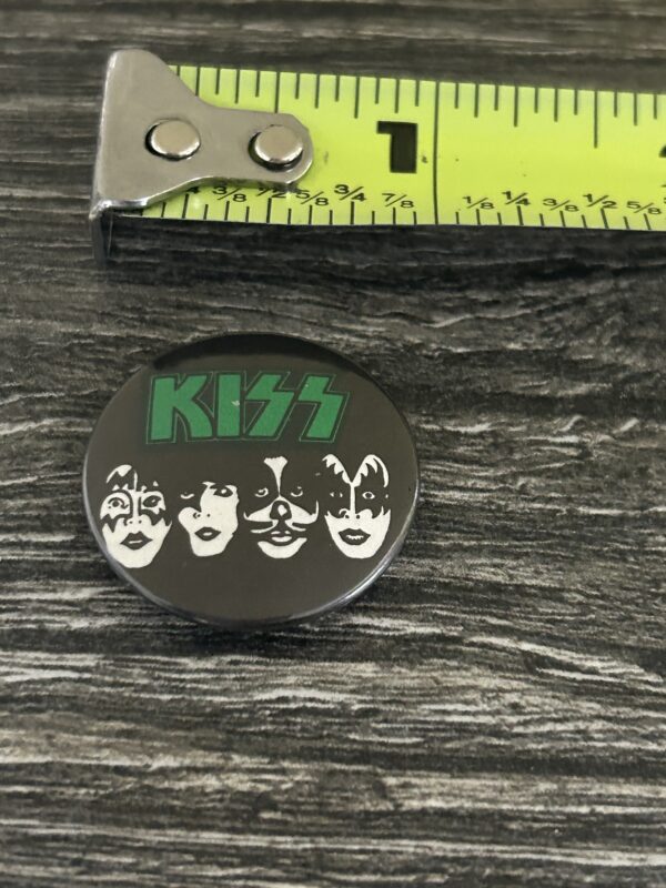 KISS BUTTON Pin Badge Dynasty Album Faces Green Logo Black Makeup 1" Aucoin Era