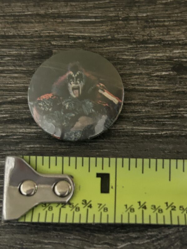 KISS BUTTON Pin Badge Dynasty Concert Tour Gene Simmons Tongue 1" Aucoin Era