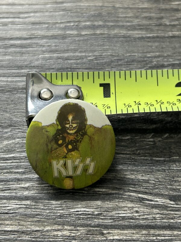 KISS BUTTON Pin Badge Dynasty Peter Criss Superhero White Back 1" Aucoin Era