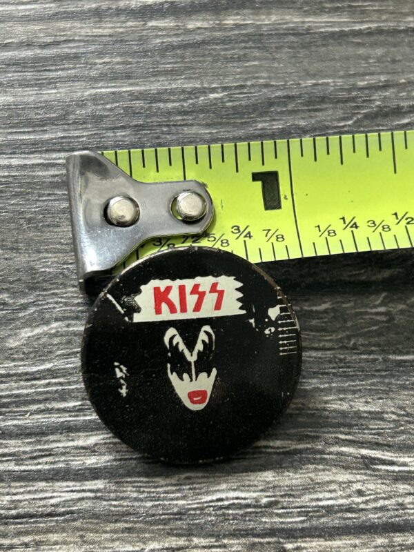 KISS BUTTON Pin Badge Dynasty Gene Simmons Red Lips Logo 1" Aucoin Era