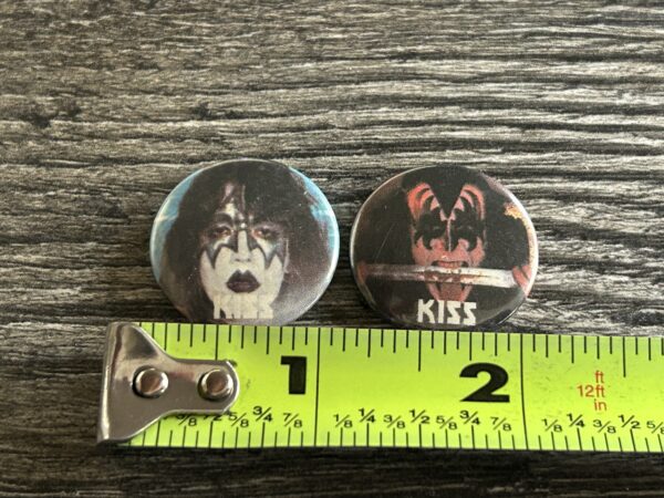 KISS BUTTON Pin Badge Unmasked Ace Frehley Gene Simmons Germany Logo Lot Aucoin