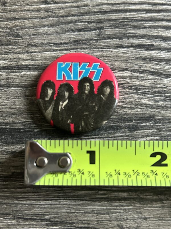 KISS BUTTON Pin Badge Lick It Up Album Cover Blue Logo on Pink Back Vintage Kiss