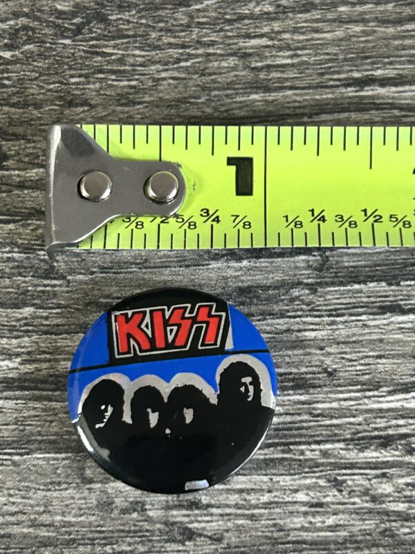 KISS BUTTON Pin Badge Lick It Up Album Cover Blue Prism Prismatic Vintage Kiss