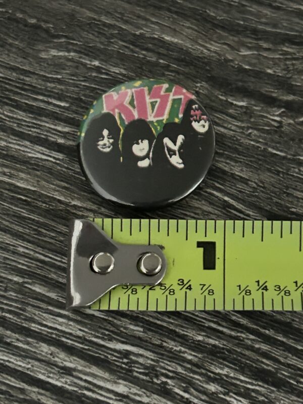 KISS BUTTON Pin Badge 1978 Solo Albums Pink Green Back Aucoin Era Vintage Kiss