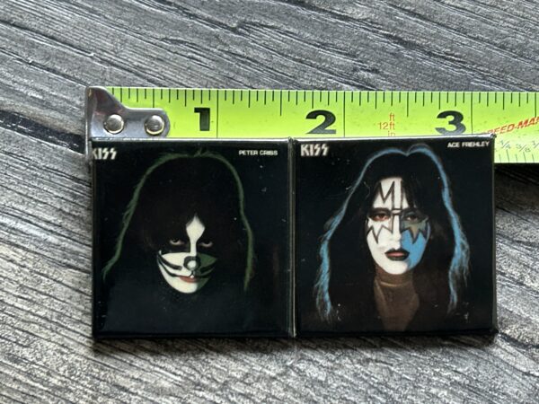 KISS BUTTON Pin Badge 1978 Solo Albums Peter Ace White Logo Aucoin Vintage Kiss