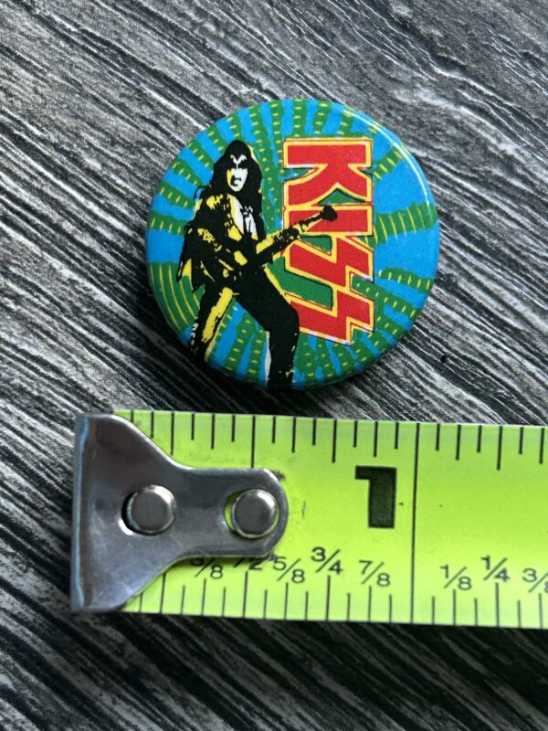 KISS BUTTON Pin Badge Love Gun Alive 2 Gene Simmons Logo 1" Aucoin Vintage Kiss