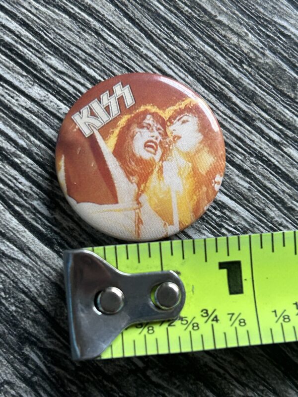 KISS BUTTON Pin Badge Love Gun Alive 2 Ace Frehley Paul 1" Aucoin Vintage Kiss