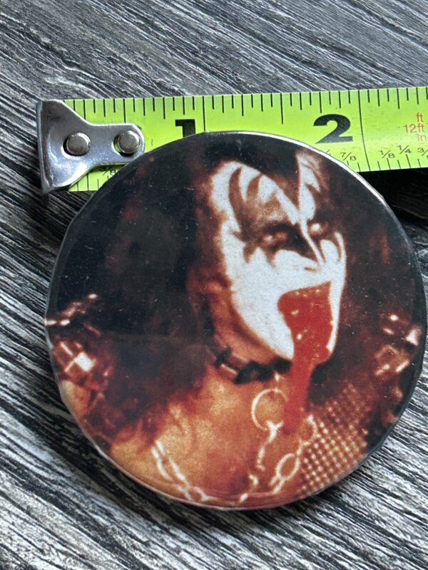 KISS BUTTON Pin Badge Love Gun Alive 2 Gene Simmons Blood Aucoin Vintage Kiss