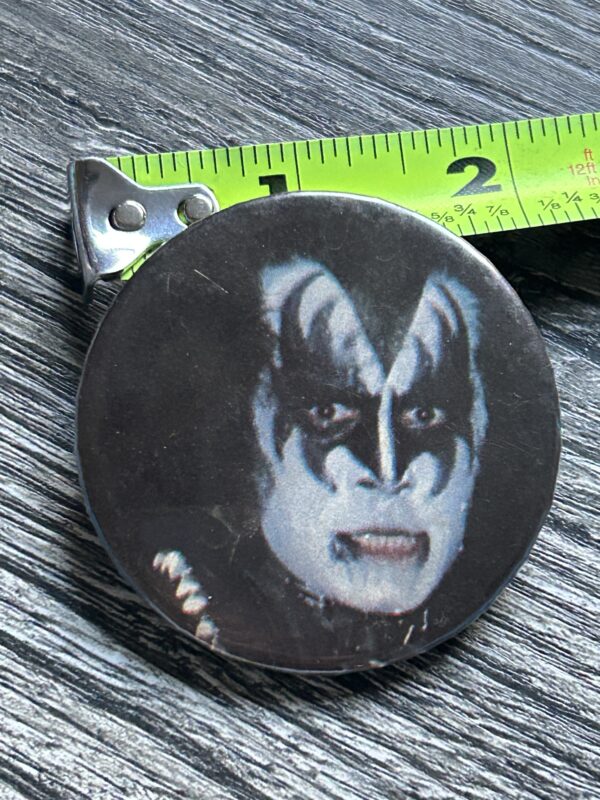 KISS BUTTON Pin Badge Love Gun Alive 2 Gene Simmons Face Aucoin Vintage Kiss