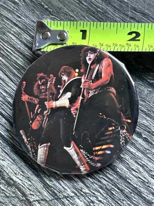 KISS BUTTON Pin Badge Love Gun Alive 2 Tour Gene Ace Paul Aucoin Vintage Kiss