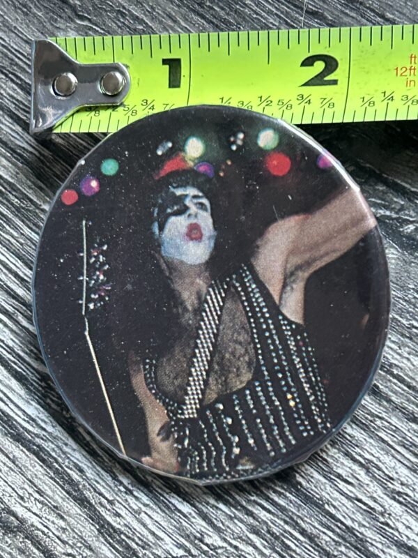 KISS BUTTON Pin Badge Love Gun Alive 2 Tour Paul Stanley Aucoin Vintage Kiss B