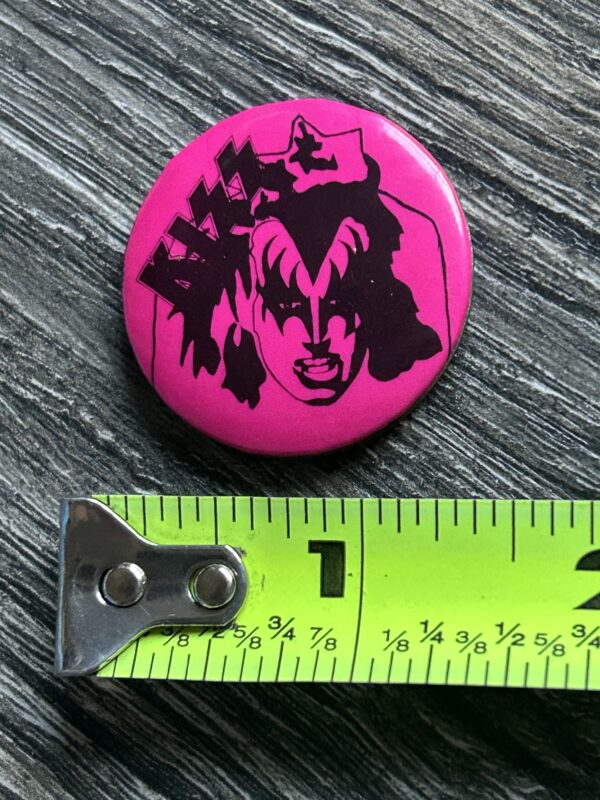 KISS BUTTON Pin Badge Alive 2 Gene Simmons Pink Australia Aucoin Vintage Kiss