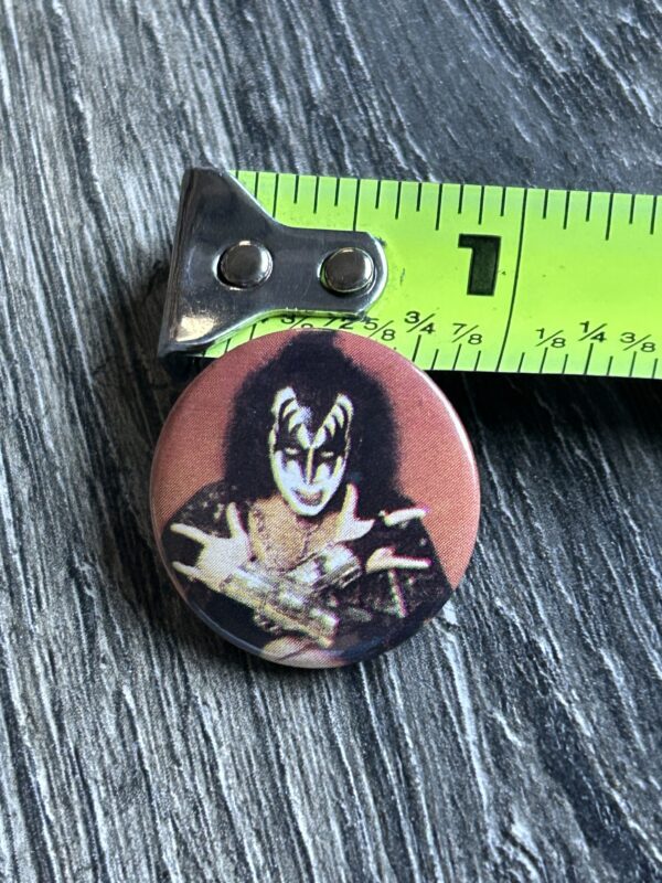 KISS BUTTON Pin Badge Love Gun Alive 2 Gene Simmons Red 1" Aucoin Vintage Kiss