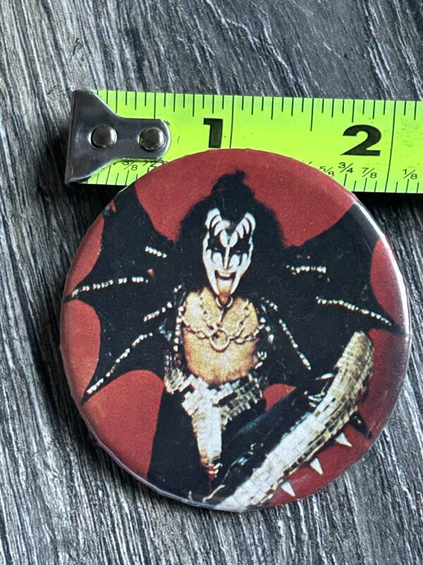 KISS BUTTON Pin Badge Love Gun Alive 2 Gene Simmons Bat Wings Aucoin Vintage Kiss