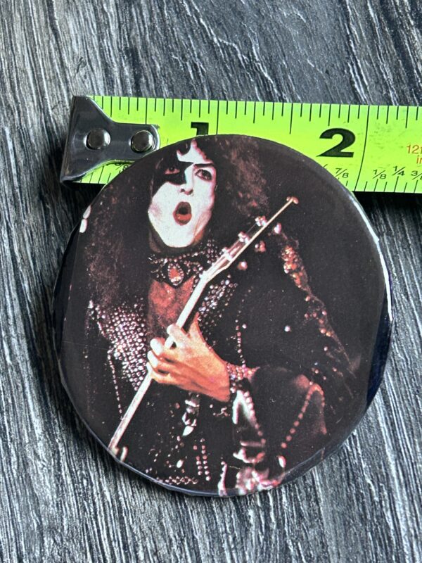 KISS BUTTON Pin Badge Love Gun Alive 2 Tour Paul Stanley Aucoin Vintage Kiss