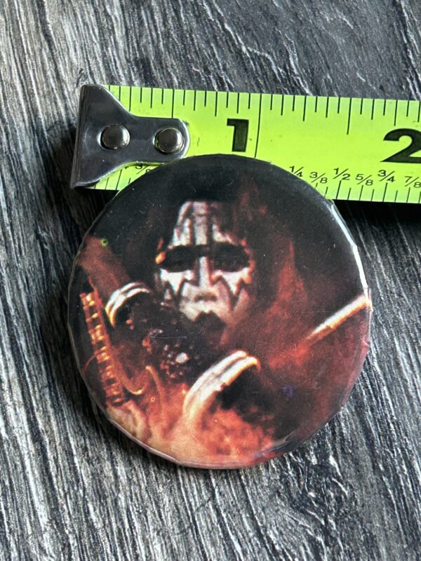 KISS BUTTON Pin Badge Love Gun Alive 2 Ace Frehley 1 3/4" Aucoin Vintage Kiss