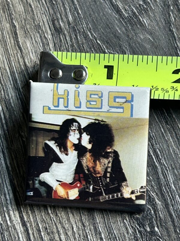 KISS BUTTON Pin Badge Love Gun Alive 2 Paul Ace Kissing Aucoin Vintage Kiss