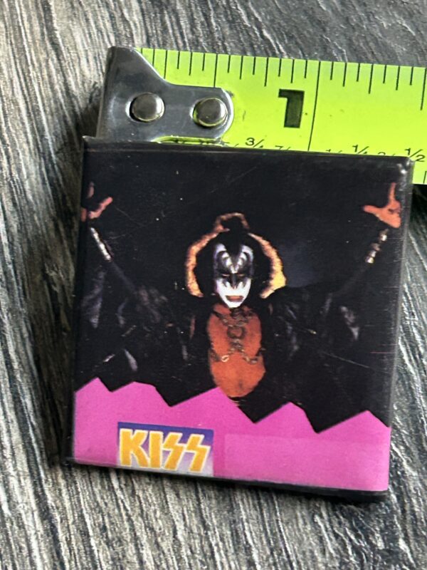 KISS BUTTON Pin Badge Love Gun Alive 2 Gene Simmons Pink 1.5 Aucoin Vintage Kiss