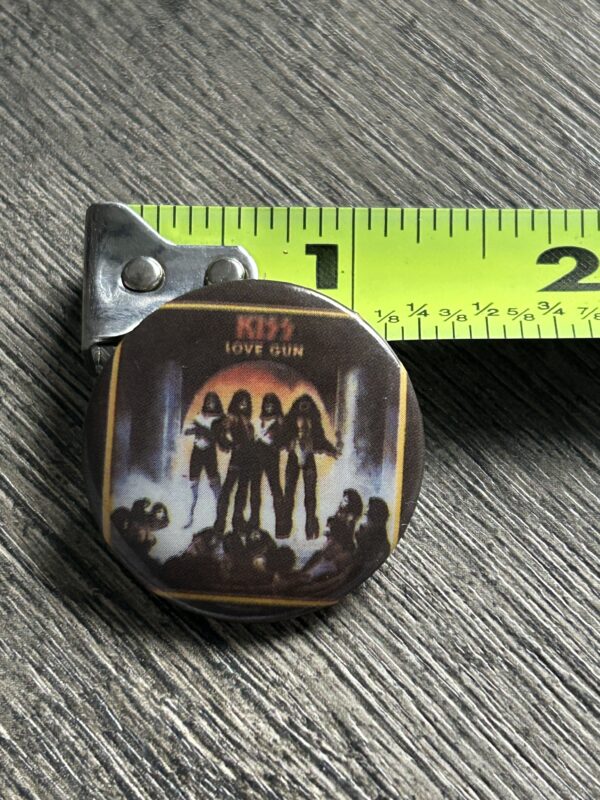 KISS BUTTON Pin Badge Love Gun Album Cover Gold Outline 1.25 Aucoin Vintage Kiss