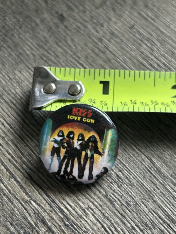 KISS BUTTON Pin Badge Love Gun Album Cover 1" Aucoin Era Vintage Kiss