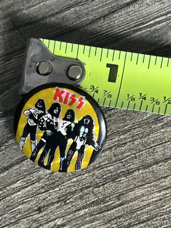 KISS BUTTON Pin Badge Love Gun Album Cover PRISM Prismatic Aucoin Vintage Kiss B