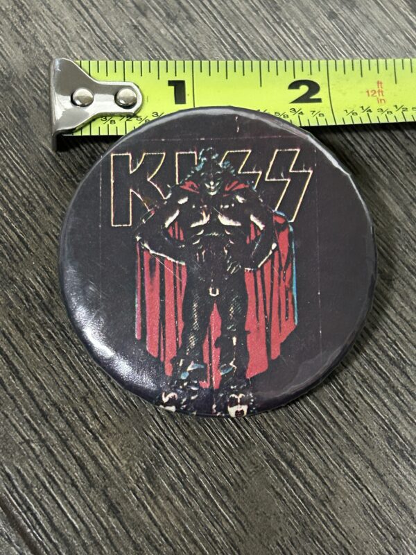 KISS BUTTON Pin Badge Rock And Roll Over Gene Simmons Dragon Vintage Kiss Aucoin