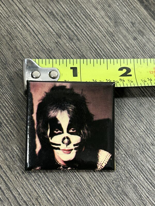 KISS BUTTON Pin Badge Rock And Roll Over Peter Criss Square Vintage Kiss Aucoin