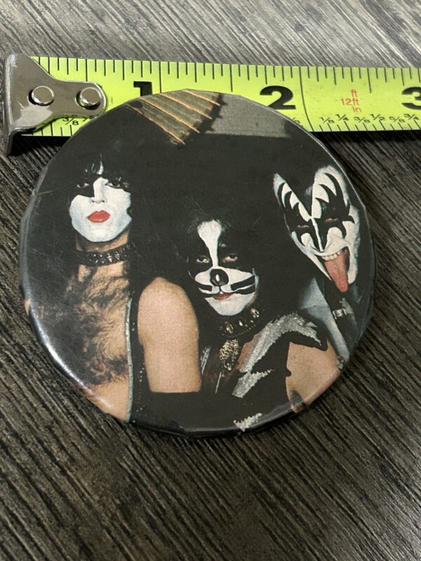 KISS BUTTON Pin Badge Rock And Roll Over Paul Peter Gene Vintage Kiss Aucoin Era