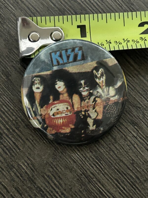 KISS BUTTON Pin Badge Rock And Roll Over Japan Daruma Doll Vintage Kiss Aucoin