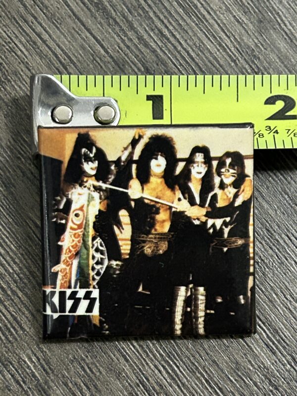 KISS BUTTON Pin Badge Rock And Roll Over Japan Dragon Banner Vintage Kiss Aucoin