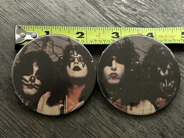 KISS BUTTON Pin Badge Rock And Roll Over Christmas Kissmas Vintage Kiss Aucoin B