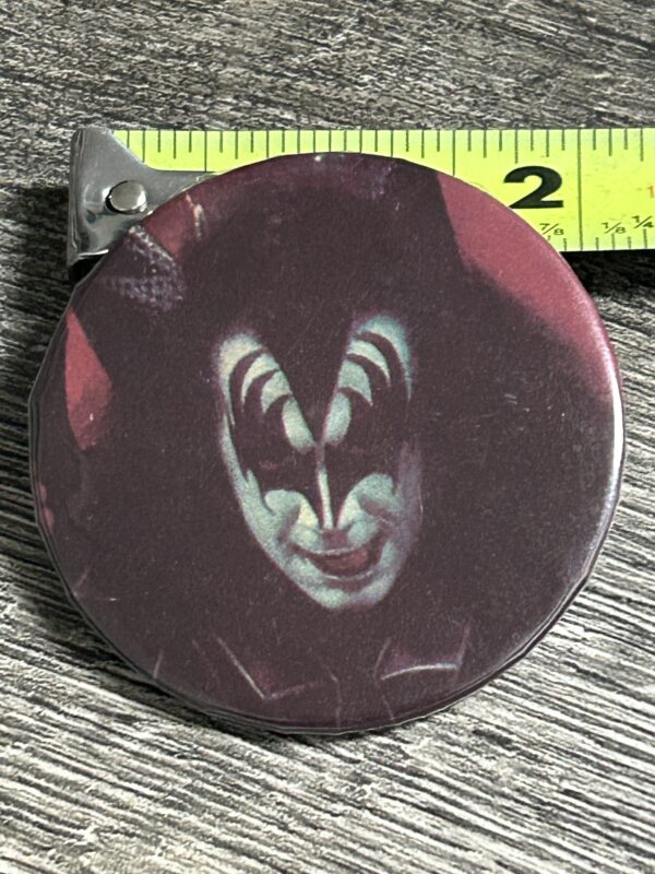 KISS BUTTON Pin Badge Destroyer Gene Simmons Face Red Back Vintage Kiss Aucoin