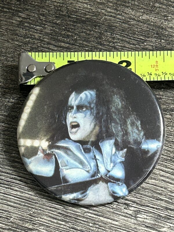 KISS BUTTON Pin Badge Destroyer Tour Gene Simmons Close Up Vintage Kiss Aucoin