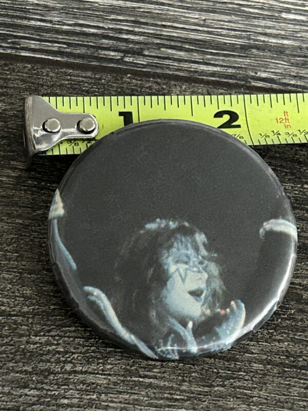 KISS BUTTON Pin Badge Destroyer Ace Frehley Tour Encore Vintage Kiss Aucoin A