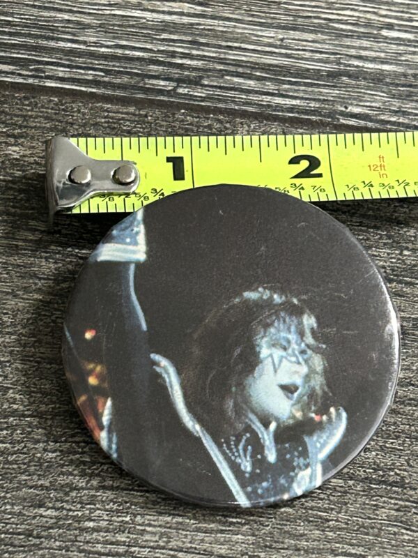 KISS BUTTON Pin Badge Destroyer Ace Frehley Tour Encore Vintage Kiss Aucoin B