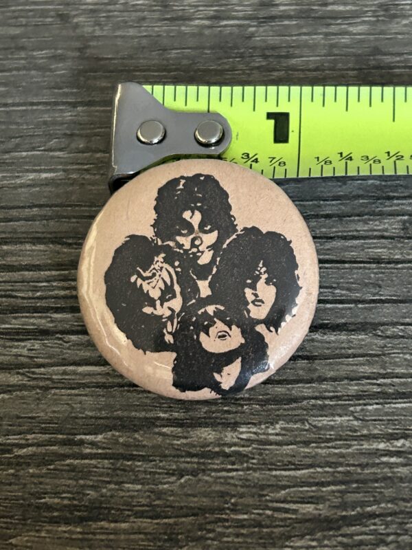 KISS BUTTON Pin Badge Kiss Army Faces Destroyer Era Tan Vintage Kiss Aucoin Era