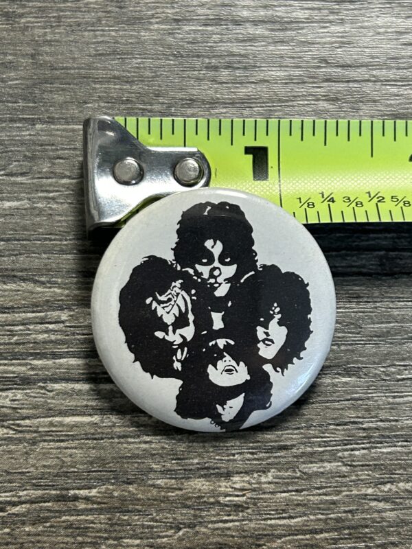 KISS BUTTON Pin Badge Kiss Army Faces Destroyer Era White Vintage Kiss Aucoin