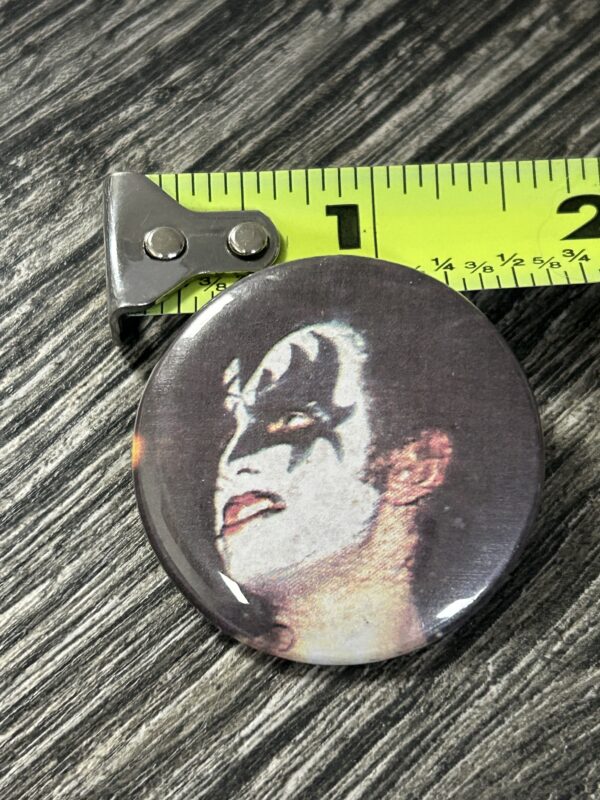 KISS BUTTON Pin Badge Dressed To Kill Tour Gene Simmons 1.5 Vintage Kiss Aucoin