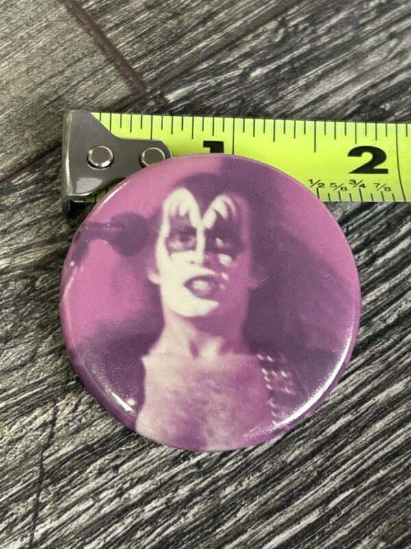 KISS BUTTON Pin Badge Dressed To Kill Tour Gene Simmons Vintage Kiss Aucoin A