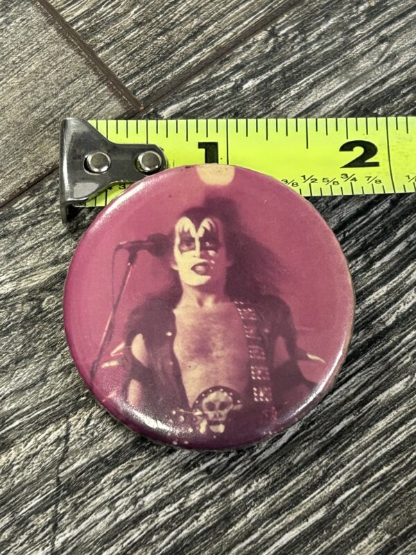 KISS BUTTON Pin Badge Dressed To Kill Tour Gene Simmons Vintage Kiss Aucoin B